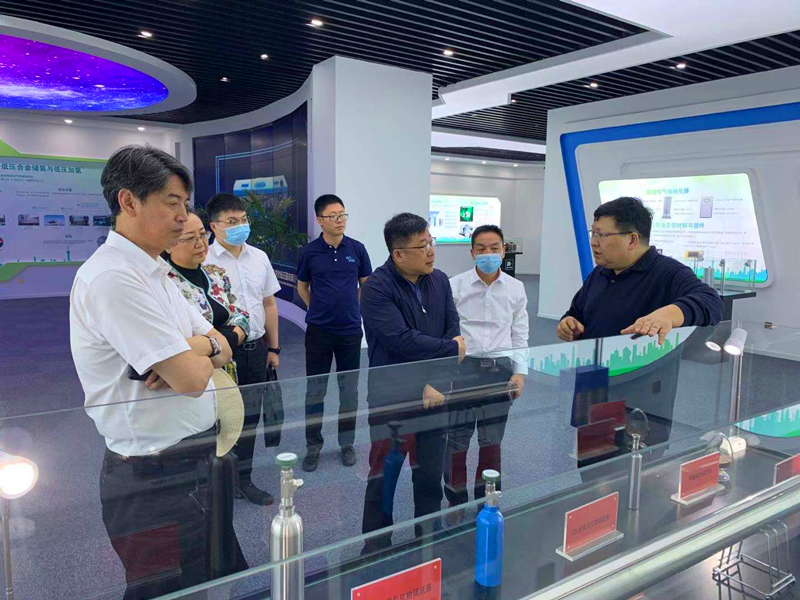 公司黨委副書記、總經理徐國強帶隊考察氫能業務1.png