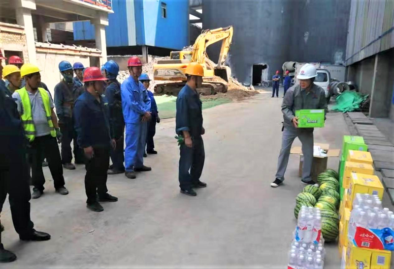 深入一線送清涼 絲絲關(guān)愛暖人心1.png