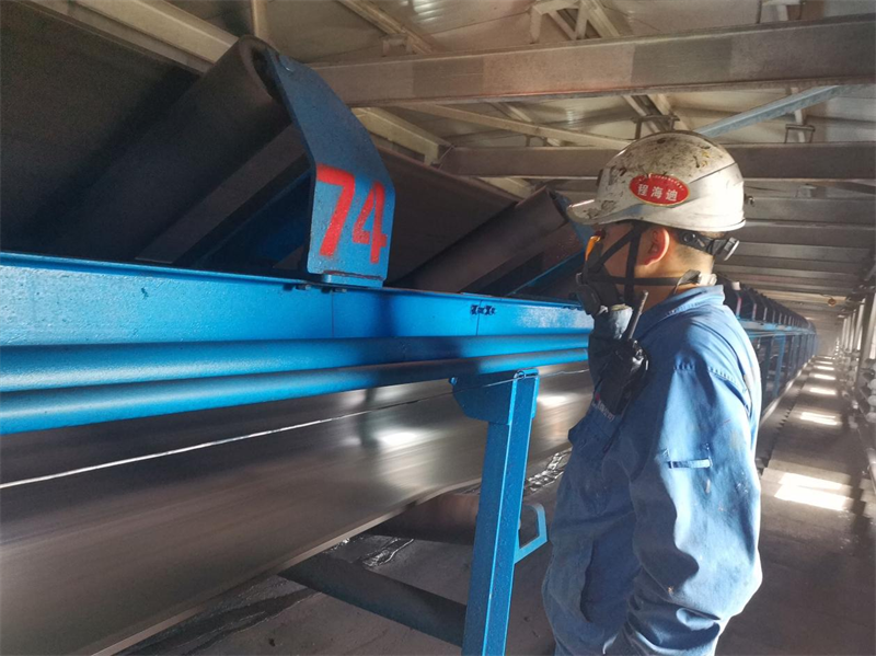 選煤公司：高溫“烤”驗下 選煤人堅守崗位-1.png