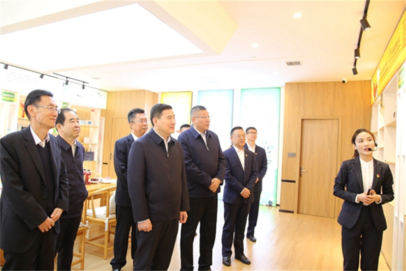 張文琪五一假期輕車簡從深入陜北企業檢查安全生產并慰問在崗干部職工1.jpg 張文琪五一假期輕車簡從深入陜北企業檢查安全生產并慰問在崗干部職工1.jpg