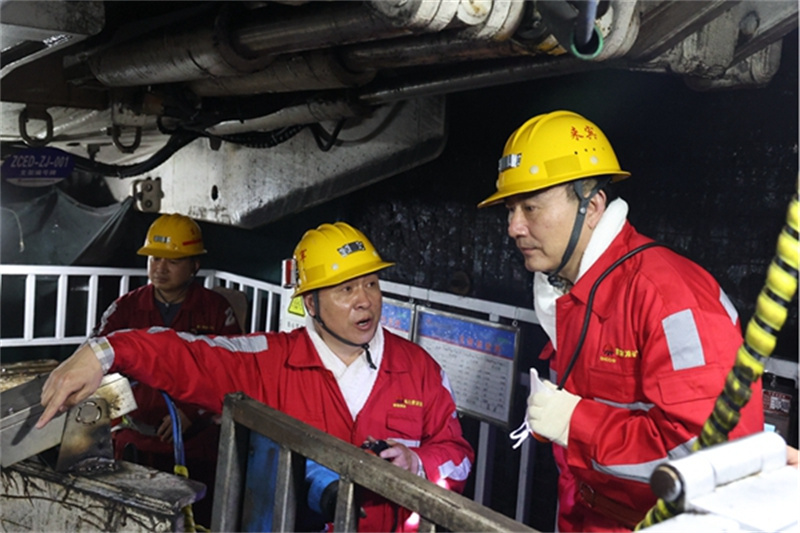 張文琪五一假期輕車簡從深入陜北企業檢查安全生產并慰問在崗干部職工4.jpg 張文琪五一假期輕車簡從深入陜北企業檢查安全生產并慰問在崗干部職工4.jpg