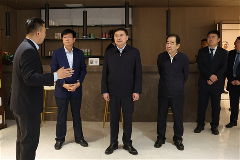 張文琪五一假期輕車簡從深入陜北企業檢查安全生產并慰問在崗干部職工5.jpg 張文琪五一假期輕車簡從深入陜北企業檢查安全生產并慰問在崗干部職工5.jpg