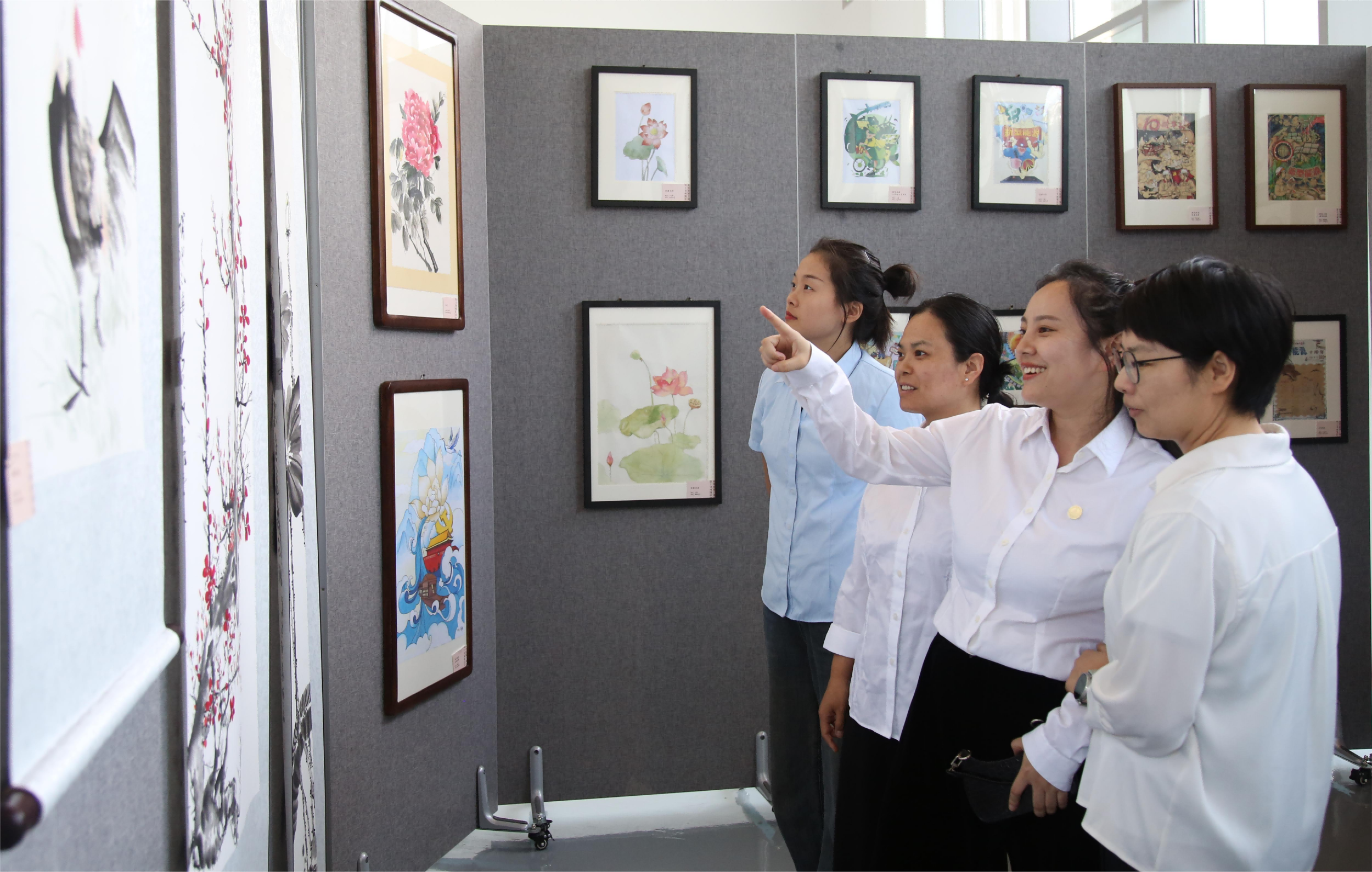 新型能源公司舉辦“翰墨光影繪十載 二次創業啟新程”主題書畫攝影展