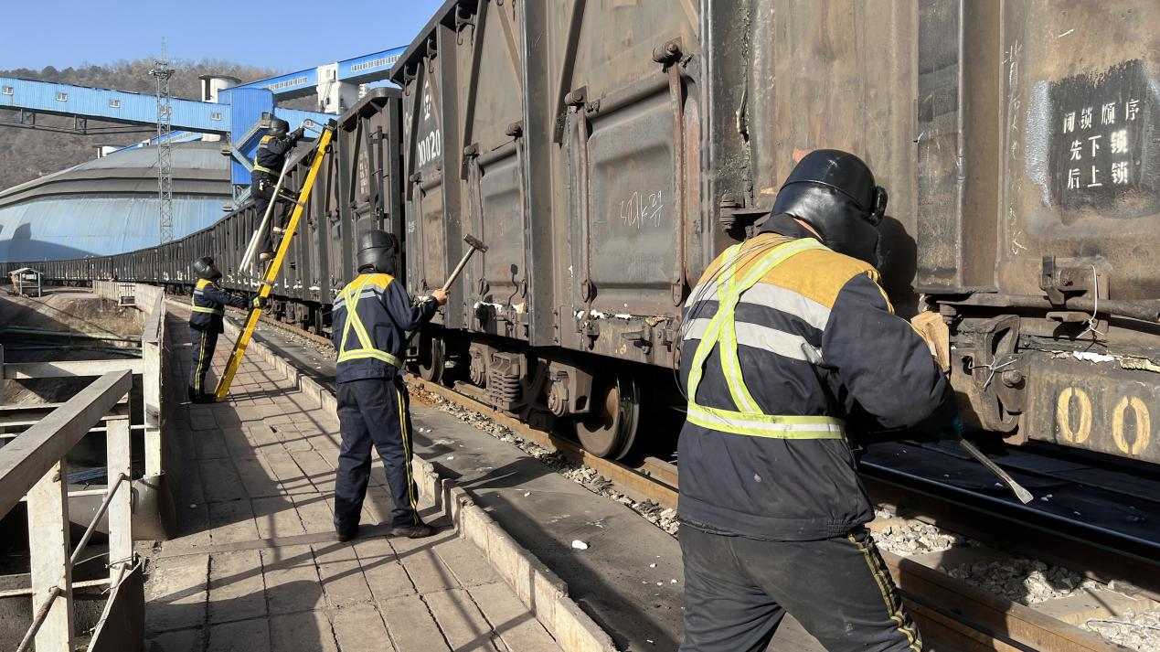 選煤公司黃陵二礦選煤廠：火車裝車站的春節堅守01.png